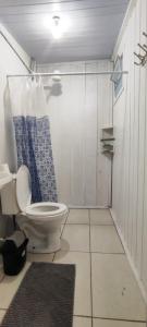 Ένα μπάνιο στο Suítes Simples Casa Madeira - Blumenau