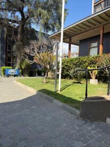 einen Gang neben einem Gebäude mit einem Baum in der Unterkunft HOM I Loft en mejor zona de Valparaiso 2PAX in Valparaíso