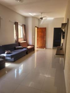 モンガグァーにあるEPK House Mongaguáのソファとテーブルのあるリビングルーム