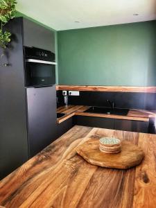 Η κουζίνα ή μικρή κουζίνα στο Trinidad Vibes - Suite and Spa