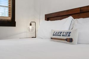 Postel nebo postele na pokoji v ubytování The Loose Moose Cabin #9 At Downtown Grand Lake