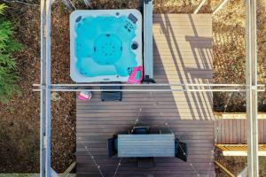 une vue aérienne d'une petite piscine sur une terrasse dans l'établissement Chateau Relaxeau Game Room Hot Tub Fire Pit, à Mount Hood Village
