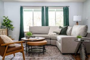 Χώρος καθιστικού στο Chateau Relaxeau Game Room Hot Tub Fire Pit +59 φωτογραφίες