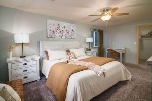 une chambre avec un lit et un ventilateur de plafond dans l'établissement Chateau Relaxeau Game Room Hot Tub Fire Pit, à Mount Hood Village