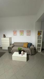 ポッツオーリにあるRivaのソファとコーヒーテーブルのあるリビングルーム