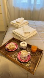 ポッツオーリにあるRivaのベッドの上にトレイ(食べ物、飲み物付)