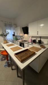 ポッツオーリにあるRivaのキッチン(クッキー付きのテーブル付) +2枚の写真