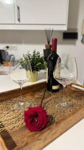 two glasses and a bottle of wine on a cutting board at Riva in Pozzuoli