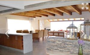 une salle à manger et un salon avec une table et des chaises dans l'établissement Hermosa Cabaña en Exclusiva Zona en Valle de Lago, Tapalpa Jalisco, à Tapalpa