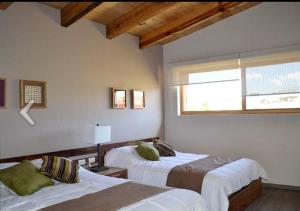 une chambre avec deux lits et une fenêtre dans l'établissement Hermosa Cabaña en Exclusiva Zona en Valle de Lago, Tapalpa Jalisco, à Tapalpa