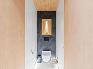 een badkamer met een wit toilet in een kamer bij Lil'Home in Toiny +59 foto's