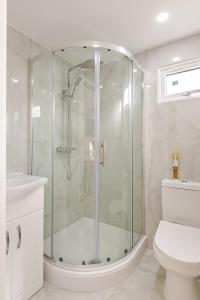 a bathroom with a shower and a toilet at Comfort Cabin Gravesend in Gravesend +16 photos