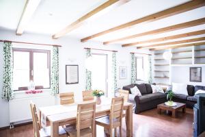 uma sala de estar com um sofá e uma mesa em Ferienhaus Sara em Bad Kleinkirchheim