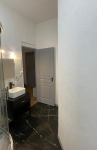 a bathroom with a sink and a mirror at Charmant appartement F1 in Fraize