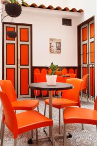 poczekalnia z pomarańczowymi krzesłami i stołem w obiekcie Casa Borbon w mieście Salento