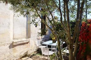 a table and chairs sitting next to a tree at Maison T3 - 2 chambres lits doubles in Lormont