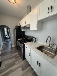 Kuchyň nebo kuchyňský kout v ubytování Victorian Second Floor Turret Apartment