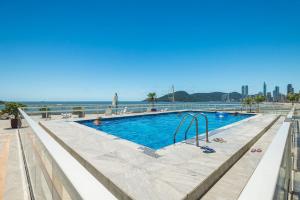 a swimming pool with a view of the ocean at IPTZ170- Frente mar c/ vista incrível do 17º andar in Balneário Camboriú