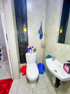 ein Badezimmer mit Toilette und Waschbecken in der Unterkunft Ellber Homes in Nairobi