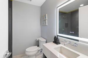 ヴェントナー・シティにあるAmmos Luxury Living- Kefalonia Suiteのトイレと洗面台を備えた白いバスルーム