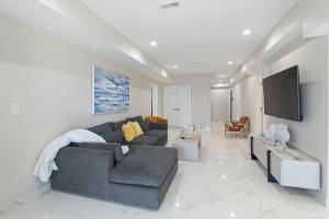 ヴェントナー・シティにあるAmmos Luxury Living- Kefalonia Suiteのソファと薄型テレビのあるリビングルーム +34枚の写真