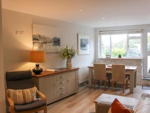 ダートマスにあるSimplesのテーブルとダイニングルームのあるリビングルーム