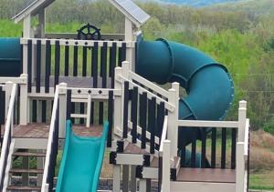 een speeltuin met een opblaasbare glijbaan op een dek bij Scenic Ridge Haven Firepit, Trails & Views 