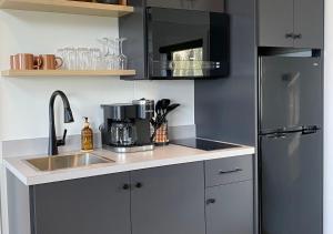 een keuken met een spoelbak en een koelkast bij Scenic Ridge Haven Firepit, Trails & Views 