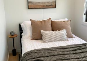 een bed met twee kussens en een deken erop bij Scenic Ridge Haven Firepit, Trails & Views  +16 foto's