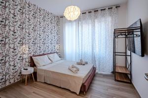 ein Schlafzimmer mit einem Bett und einem Kronleuchter in der Unterkunft Colorful Home in Mailand