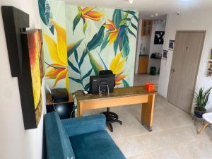 biuro z biurkiem z komputerem w obiekcie Casa Borbon w mieście Salento +34 zdjęcia