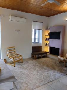 TV a/nebo společenská místnost v ubytování Detached house in Patras