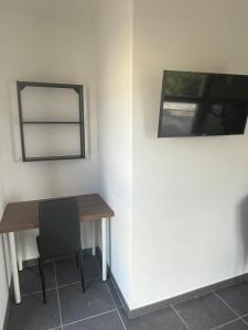 a room with a table and a mirror and a chair at Ampuis centre - Appartement indépendant in Ampuis