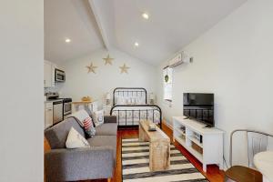 a living room with a couch and a bed at Hyde Park Carriage House in Austin