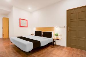 Giường trong phòng chung tại Super Townhouse Nagpur Junction Formerly Hotel Woodland