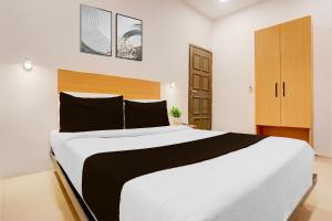 Giường trong phòng chung tại Super Townhouse Nagpur Junction Formerly Hotel Woodland