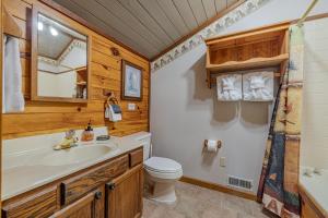 Un baño de Heavenly View, Hot Tub, 3 King Beds, Pool Table 80 fotos más