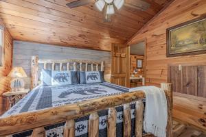 Una cama o camas en una habitación de Heavenly View, Hot Tub, 3 King Beds, Pool Table