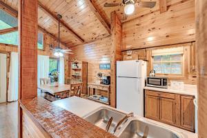 Una cocina o kitchenette en Heavenly View, Hot Tub, 3 King Beds, Pool Table