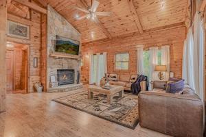 Un lugar para sentarse en Heavenly View, Hot Tub, 3 King Beds, Pool Table