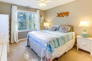 Postel nebo postele na pokoji v ubytování 2 Mi to Bethany Beach Boardwalk! Townhome with Pool