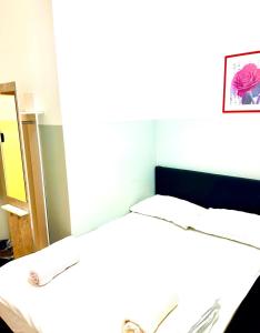 ein Zimmer mit zwei Betten und einem Spiegel in der Unterkunft Privat Room near City Center Wien in Wien