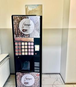 eine Vitrine für eine Kaffeemaschine in einem Geschäft in der Unterkunft Privat Room near City Center Wien in Wien