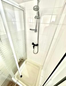 eine Duschkabine mit einer Glastür und einer Dusche in der Unterkunft Privat Room near City Center Wien in Wien