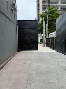 a large black gate in the middle of a building at Appartement Palms Abidjan in Abidjan