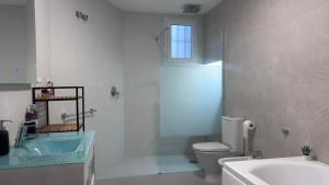 Koupelna v ubytování Planta Baja en La Zenia Beach + 10 fotografií