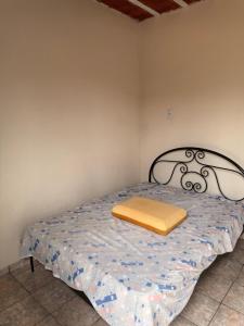 a bedroom with a bed with a metal head board at Sítio Bela Vista in Areado +1 photo