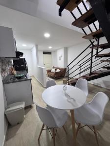 una mesa blanca y sillas en la sala de estar. en Tu Refugio en Circasia, en Circasia