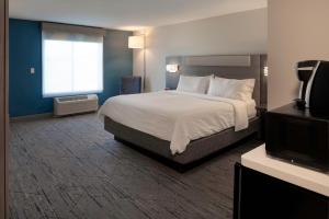 Postel nebo postele na pokoji v ubytování Holiday Inn Express Hotel & Suites Fort Atkinson by IHG + 73 fotografií
