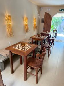 ピパにあるMatteo & Matteo Hostel Boutiqueの木製のテーブルと椅子のあるダイニングルーム